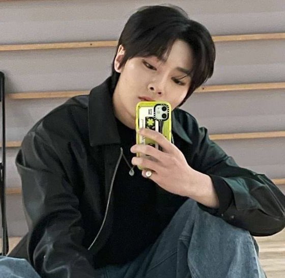 innielaland's tweet photo. seungin au - my jacket 

onde jeongin acaba derrubando todo o seu café em um desconhecido.

ou

onde seungmin se vê encharcado de café, com uma jaqueta e o número de telefone de um garoto https://t.co/GnxMsQhuQe