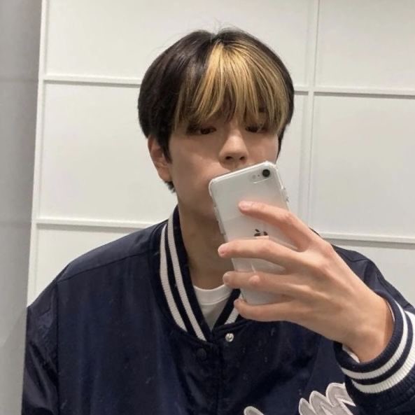 innielaland's tweet photo. seungin au - my jacket 

onde jeongin acaba derrubando todo o seu café em um desconhecido.

ou

onde seungmin se vê encharcado de café, com uma jaqueta e o número de telefone de um garoto https://t.co/GnxMsQhuQe