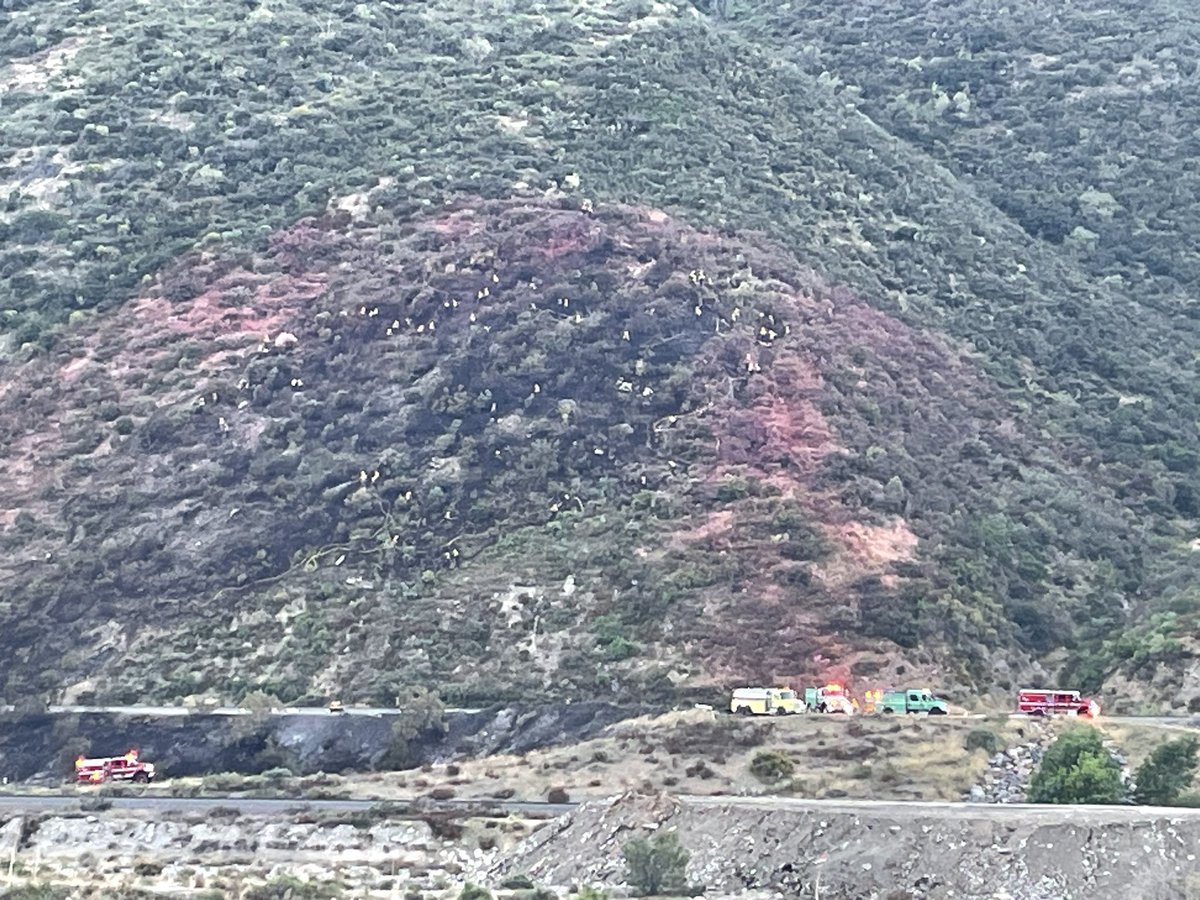 SanBernardinoNF's tweet photo. #TrackFire update. 20% contained. 3.08 acres. 140 personnel from BDF, #CALFIRE, #SBCoFD, & BLM. Fast air & ground attack. Old Cajon Blvd & Burlington/Santa Fe tracks open; Union Pacific closed. Crews remaining overnight. SBCoFD video. https://t.co/l97lG6qZkO