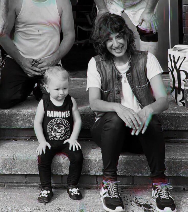 Post jam chat. Magic making w/ <a href="/YWCAUlster/">YWCA Ulster County</a>. 

@hudsytv @radiokingstonny #BridgetoBuild #magiccircleschool #teachingartist 
#theramones 
photo by Kelly Merryman