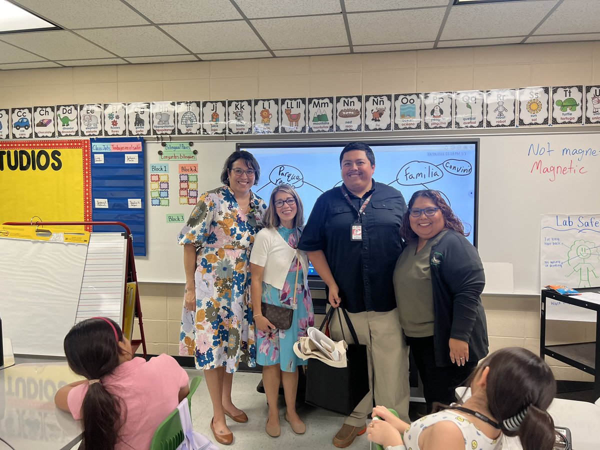 Mr. Yepez got a nice visit and gift from our multilingual leaders…😎 👏  🦅 
✅ Go Yepez! 
@Jennife515price @LauraMatiasSeg1 @SamBriseno26 @delgadong94