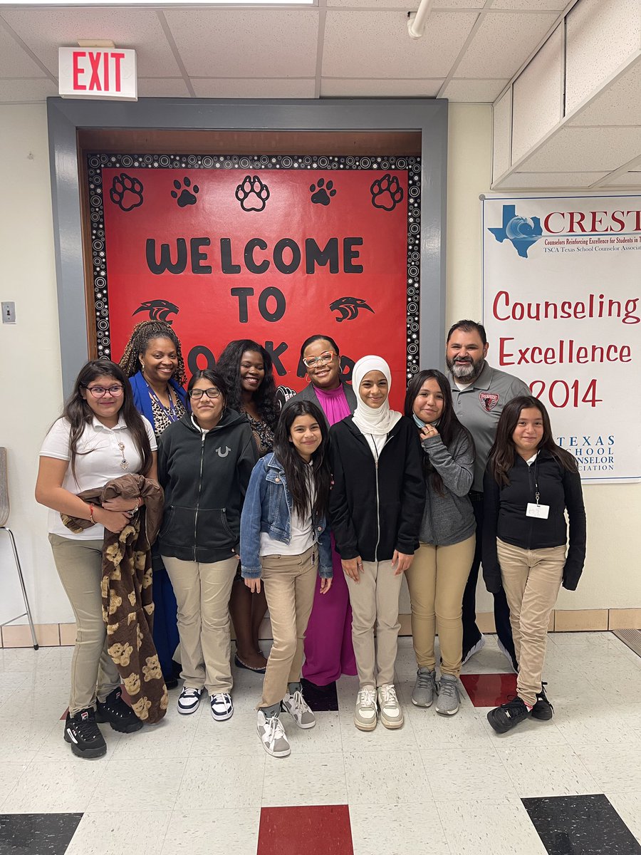Stockard_ms's tweet photo. Thank you to our Chief of Schools @THuittDISD for visiting our campus today.
Our 6th graders were not shy about asking to be in the photo.
#smsRaisingtheBar
#smsWeBelieve
@SHussainDISD
@MRamirezDISD https://t.co/HJzmvjFusR