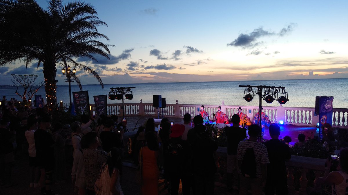 nenez_okinawa's tweet photo. 【北谷サマーナイトフェスティバル】
海沿いの映えステージでテンションアゲアゲ!
たくさんのお客様とのカチャーシーも熱かった!
次は9/2【コザフェス2023】久しぶりのバンドスタイルなので楽しみ❗
#北谷
#沖縄
#ネーネーズ
#NENEZ
#北谷サマーナイトフェスティバル
#コザフェス2023 https://t.co/GHDXD0cCLX