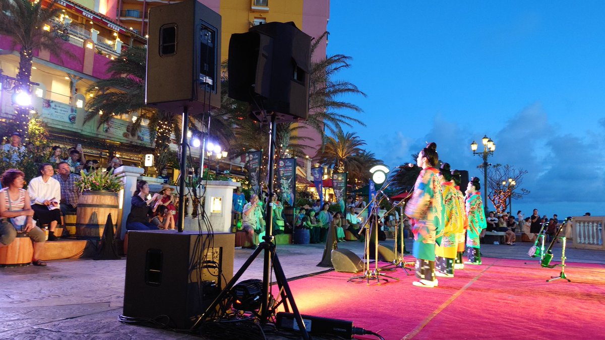 nenez_okinawa's tweet photo. 【北谷サマーナイトフェスティバル】
海沿いの映えステージでテンションアゲアゲ!
たくさんのお客様とのカチャーシーも熱かった!
次は9/2【コザフェス2023】久しぶりのバンドスタイルなので楽しみ❗
#北谷
#沖縄
#ネーネーズ
#NENEZ
#北谷サマーナイトフェスティバル
#コザフェス2023 https://t.co/GHDXD0cCLX