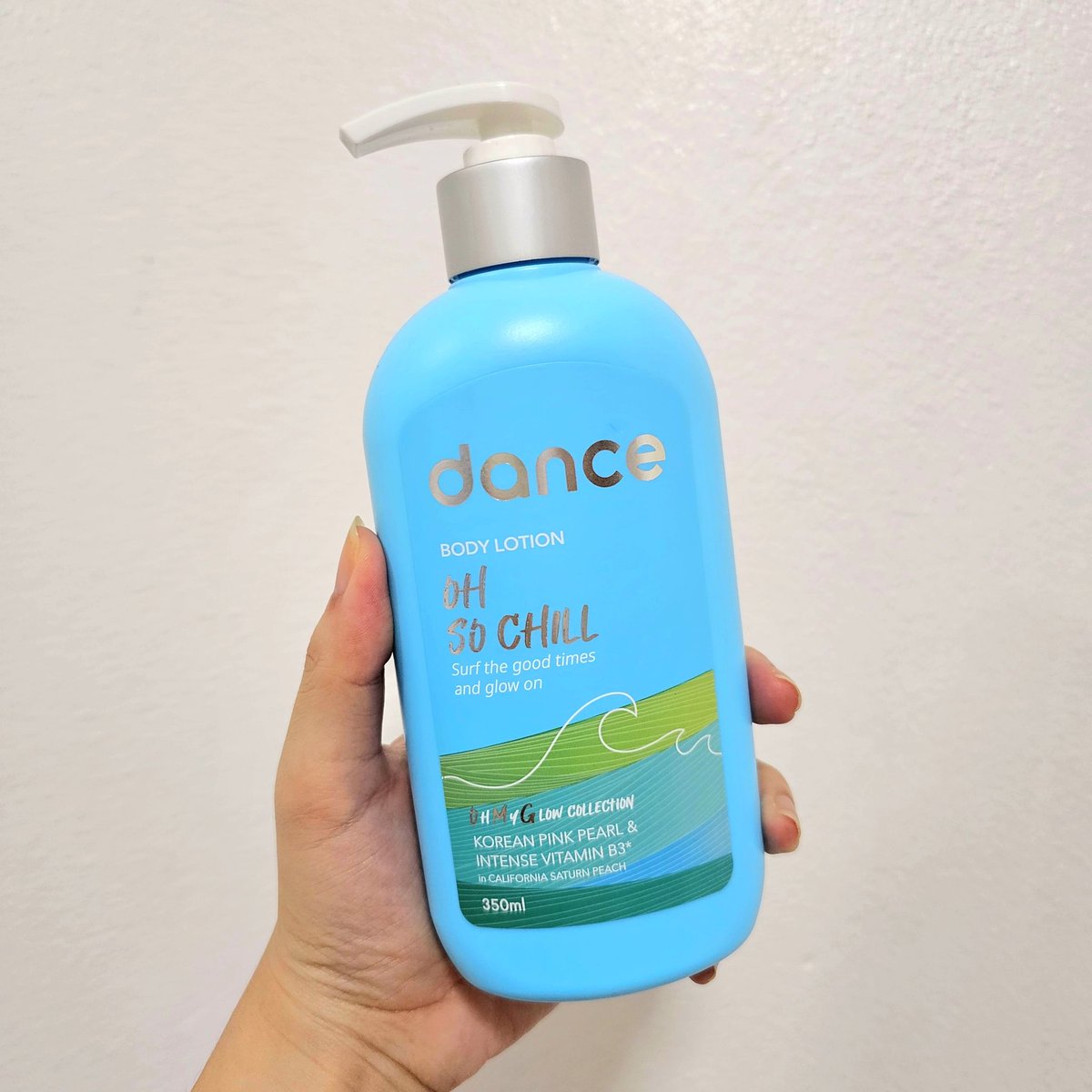 BBeam_Sunshine's tweet photo. กลิ่นหอมชวนมั่นใจไปกับ Dance body lotion กลิ่น OH SO CHILL ชิลล์ใจสมชื่อกลิ่น เนื้อมีความวิ๊ง✨️ ใช้ปุ๊ปผิวโกลออร่าปั๊ป 

ทริกการมูเตลู
ปั๊มเนื้อโลชั่นเป็นตัวย่อคนที่ชอบ ทาแล้วเค้าหันมามองแน่นอน เพราะกลิ่นหอมชื่นใจ จนต้องเหลียวมองหากลิ่น
#Phuwinxdance
#Danceทุกมู้ดสุขทุกโมเมนต์ https://t.co/w7l5n18Ug0