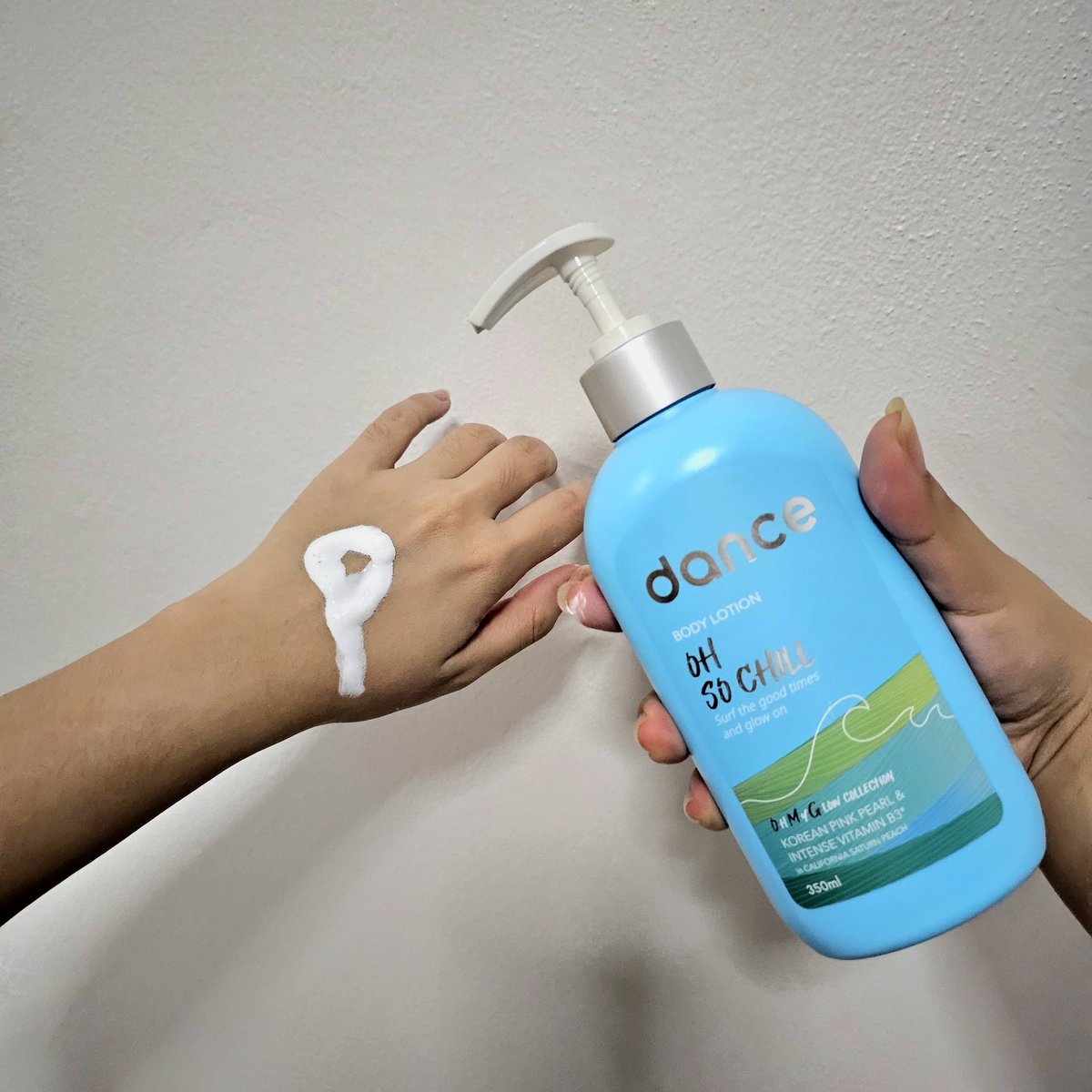 BBeam_Sunshine's tweet photo. กลิ่นหอมชวนมั่นใจไปกับ Dance body lotion กลิ่น OH SO CHILL ชิลล์ใจสมชื่อกลิ่น เนื้อมีความวิ๊ง✨️ ใช้ปุ๊ปผิวโกลออร่าปั๊ป 

ทริกการมูเตลู
ปั๊มเนื้อโลชั่นเป็นตัวย่อคนที่ชอบ ทาแล้วเค้าหันมามองแน่นอน เพราะกลิ่นหอมชื่นใจ จนต้องเหลียวมองหากลิ่น
#Phuwinxdance
#Danceทุกมู้ดสุขทุกโมเมนต์ https://t.co/w7l5n18Ug0