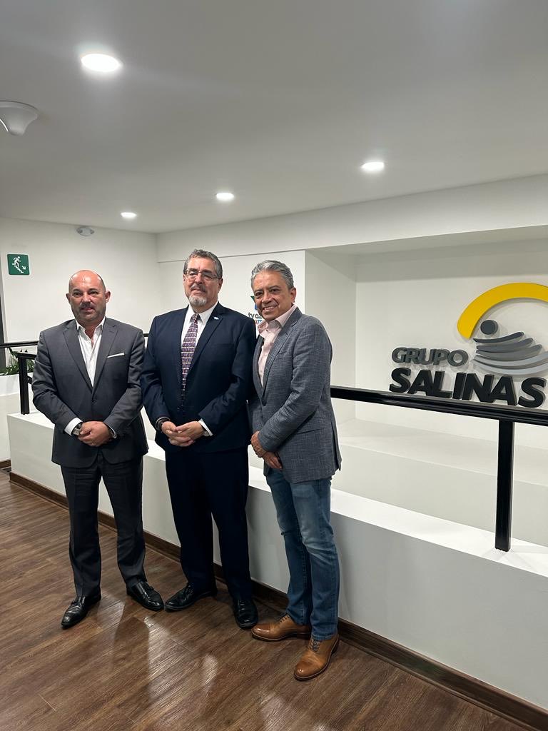 El nuevo presidente electo de Guatemala antes de entrevista en ⁦<a href="/AztecaGuate/">TV Azteca Guate</a>⁩