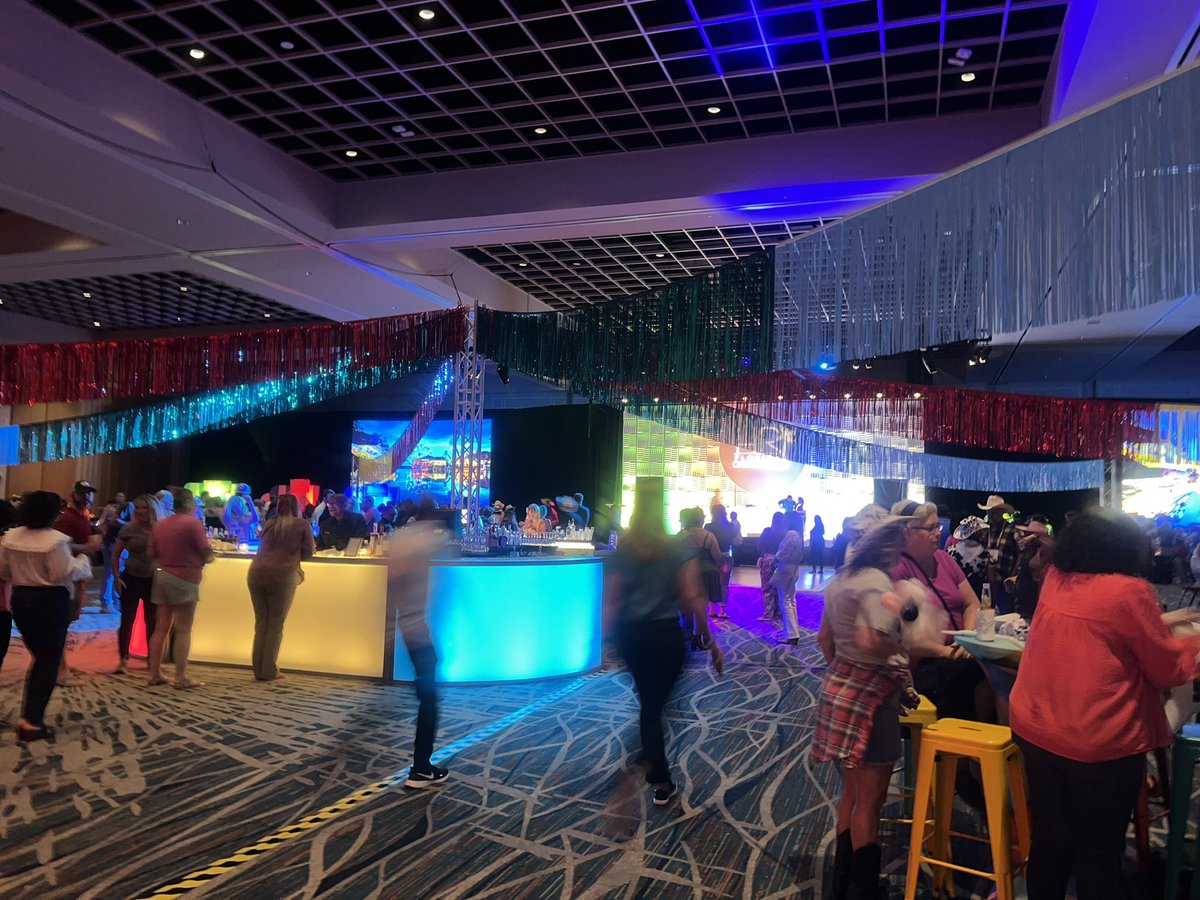 KimmieBTampa's tweet image. OMG can’t believe the DJ is playing #StevieB 😘 #hrfl23 ROCKS! So much fun this year 👍