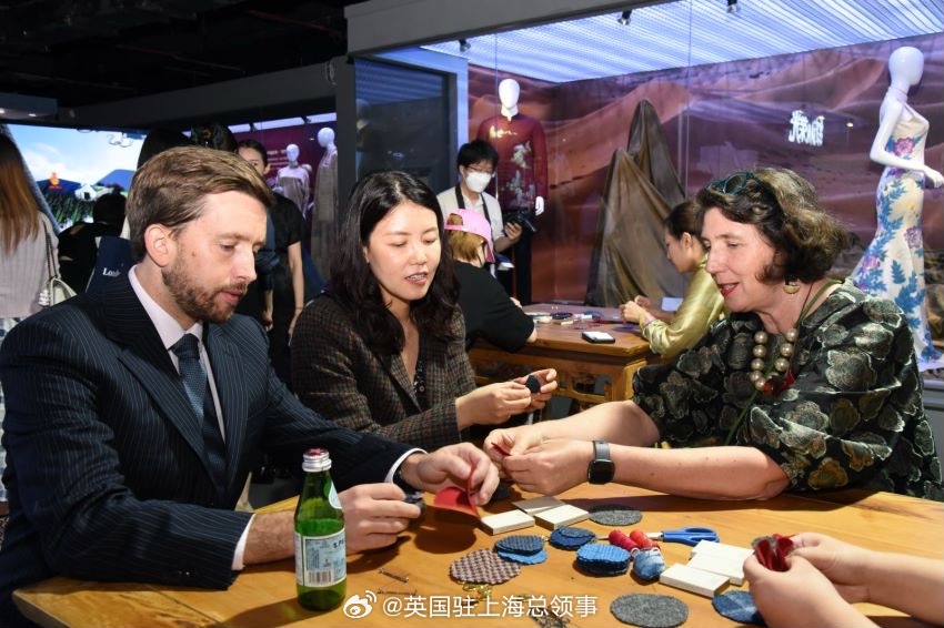 Fantastic example of high impact UK-China arts and creative partnerships. Funded by UKRI-AHRC, the Augmented Fashion project educates and excites consumers about craftsmanship, heritage, value and sustainability in traditional fashion products. Exhibition now open in Shanghai.
