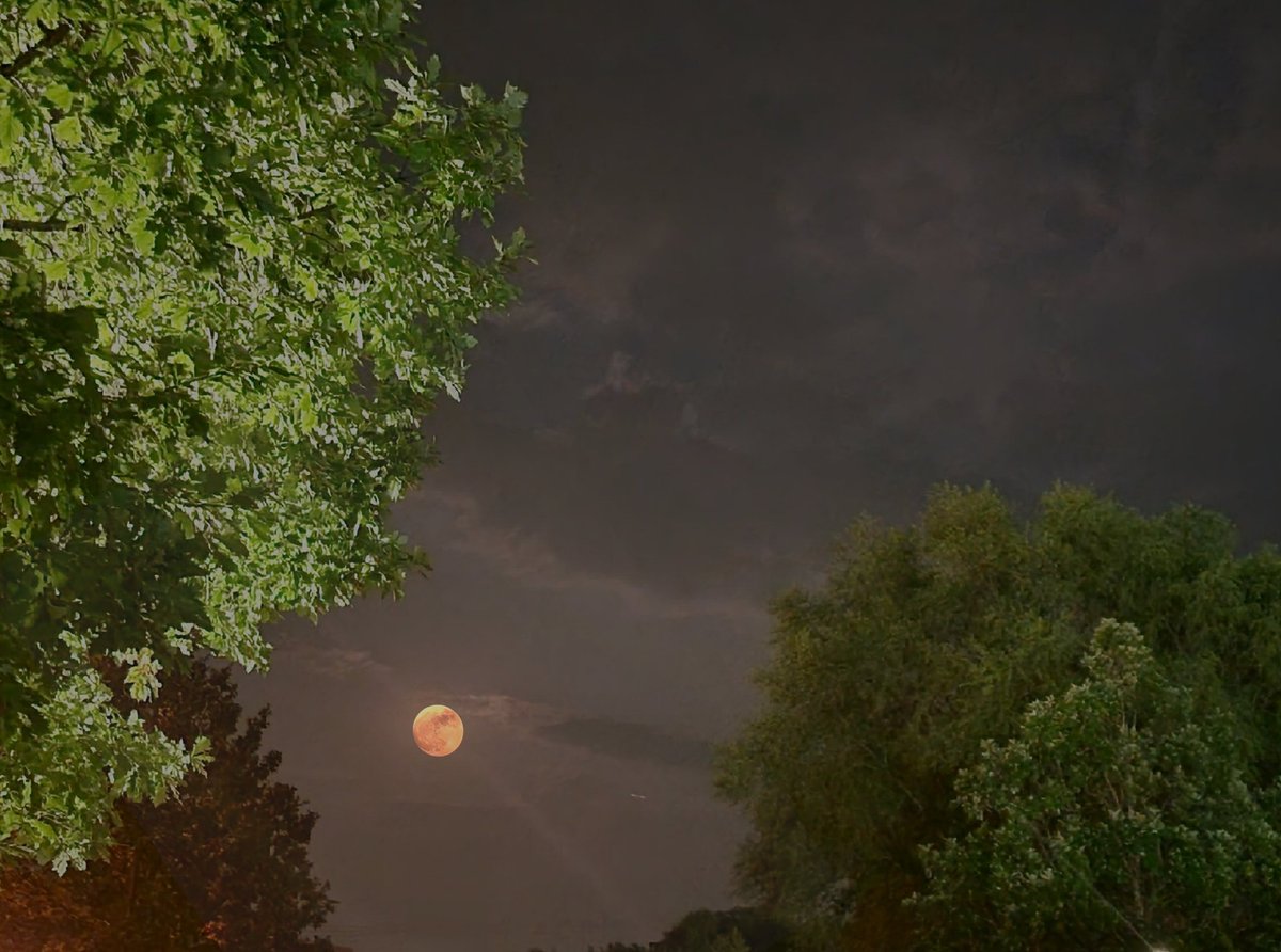 mvinge's tweet image. Tonight's almost full smoky orange moon before the Blue Supermoon tomorrow. It will be the last Blue Moon until 2037.