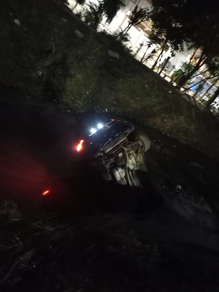 Duduluz_17's tweet photo. #BDSP acidente aqui na Rua Garcia de Souza Jardim Boa Vista zona oeste de São Paulo, um carro perdeu o controle e caiu dentro do corrego.
@rodrigobocardi https://t.co/eFKrULZQlD