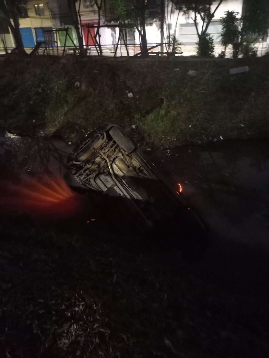 Duduluz_17's tweet photo. #BDSP acidente aqui na Rua Garcia de Souza Jardim Boa Vista zona oeste de São Paulo, um carro perdeu o controle e caiu dentro do corrego.
@rodrigobocardi https://t.co/eFKrULZQlD