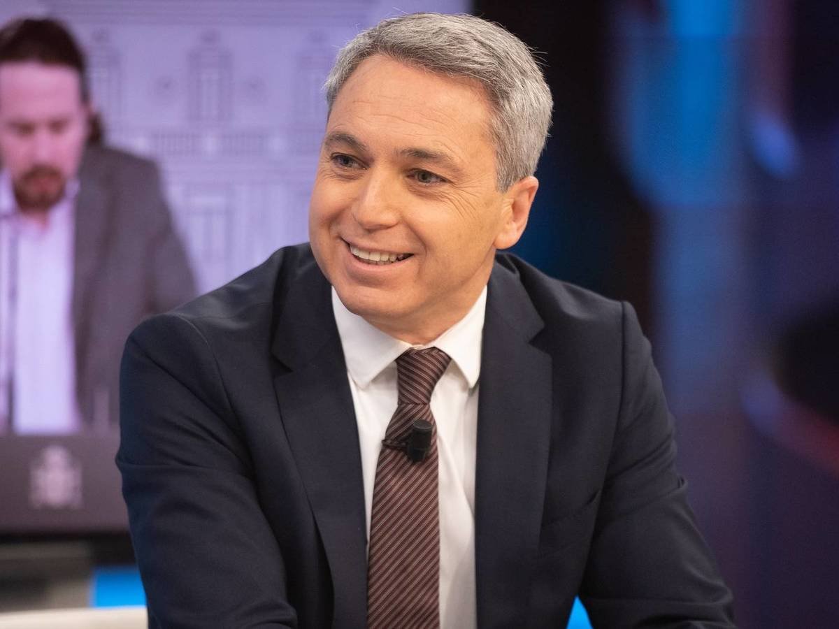 Encuestando's tweet image. 📊 ¿Quién es, en tu opinión, MEJOR PERIODISTA?

🔃 VICENTE VALLÉS 
♥️ JAVIER RUIZ