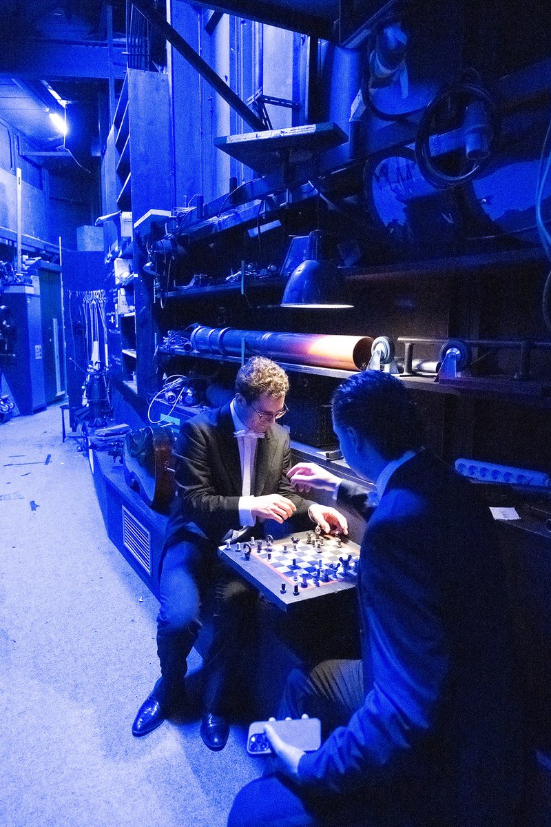 BerlinPhil's tweet image. For those of you wondering what the Berliner Philharmoniker are actually doing backstage when they have a few minutes to themselves: #blitzchess Unfortunately, we will never know if Edicson Ruiz or Alejandro Carreño Godoy won this match ... #berlinphiltour
📷 Monika Rittershaus