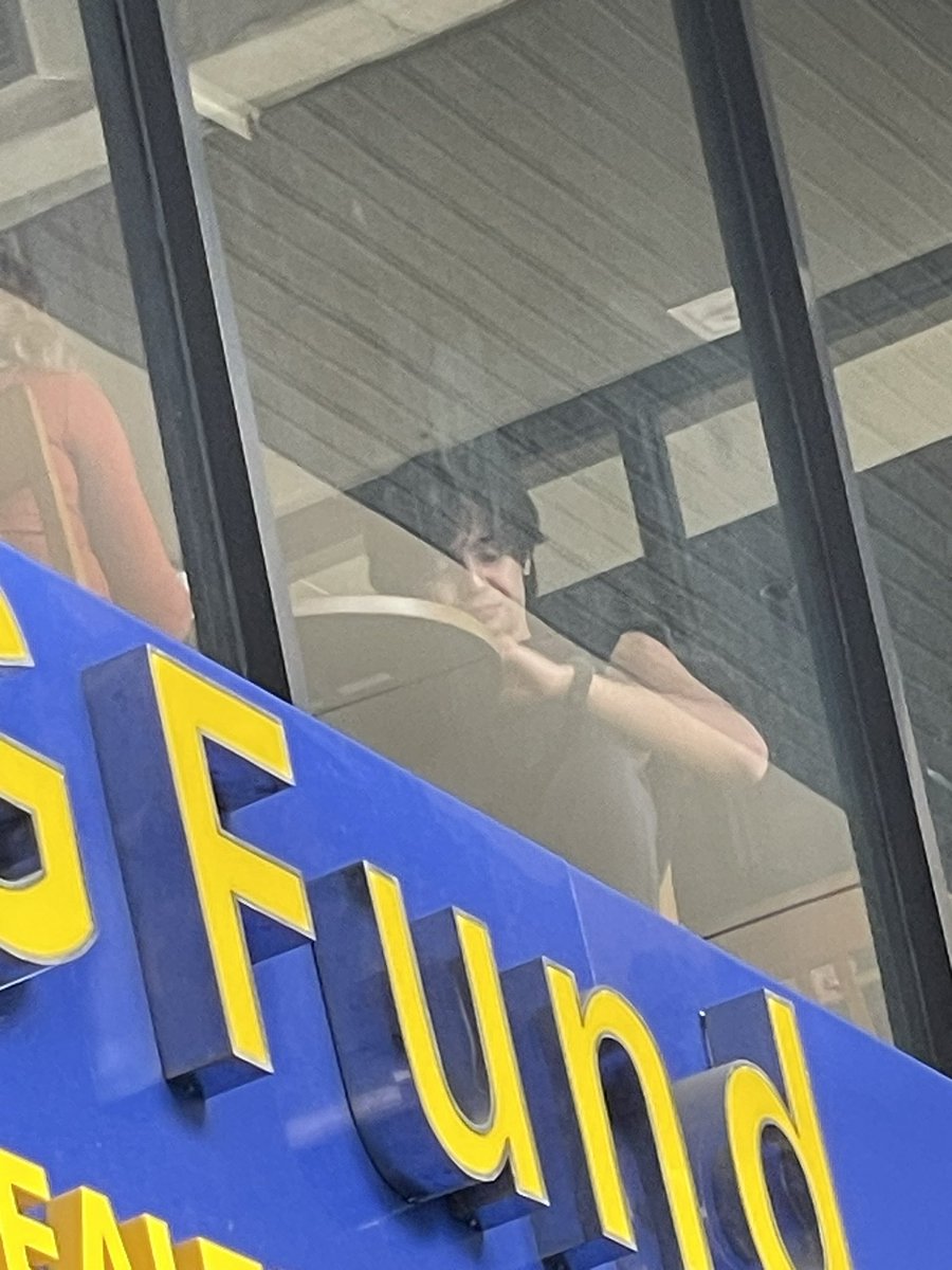 Mukhang may ka pagibig date si Pogie ah!! <a href="/kdestrada_/">kyle daiñel estrada</a>  and to confirm siya nga! Kasi lumipat ako ng pwesto para lng makita sino si girl! #Kdlex