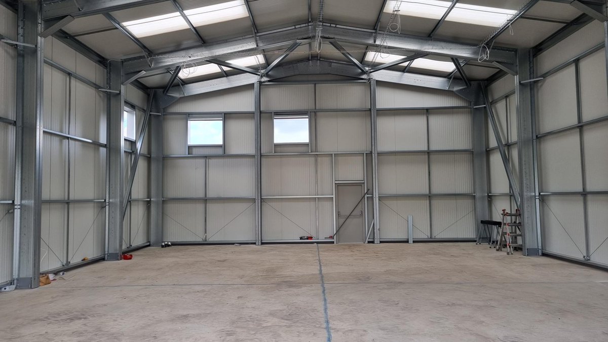 lgs_ltd's tweet photo. Our latest job just about finished, at Castleford, for a national household name repeat customer.

#LGS #LGSProjects #castleford #construction #workshop #coldrolled #steelframed #lightindustrial https://t.co/QDSTI05U0a