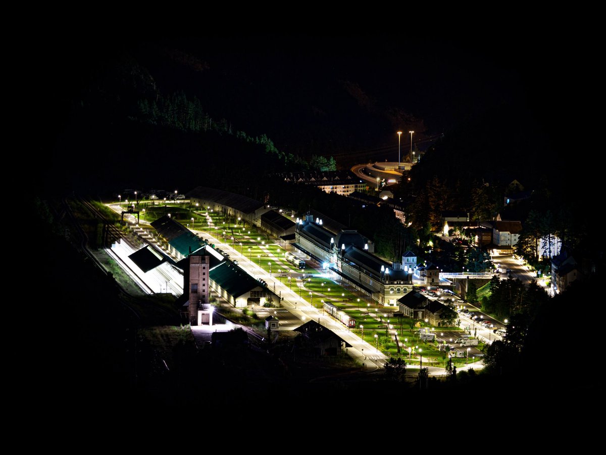 Nos hacen llegar esta preciosa imagen de David Peñaranda Oliver, de su escapada nocturna a la 1.00h am durante la segunda semana de campus. 

Esta tomada desde lo alto de Coll de Ladrones. 

📸 @dp_photoarts 

¡Muchas gracias por compartirlo con nosotros!
