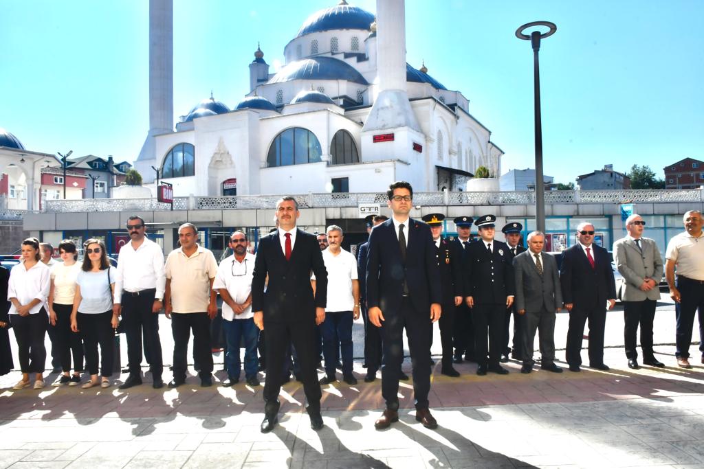 c_caybas's tweet photo. 30 Ağustos Zafer Bayramı'nın 101. yıl dönümü, Hükümet Konağı önünde törenle kutlandı.
Kutlamaya İlçe protokolü ve Çaybaşılı hemşehrilerimiz katıldı.
İlçe Kaymakamlığı önünde Atatürk Anıtına çelenk sunumu yapılarak 30 Ağustos Zafer Bayramı töreni icra edildi. https://t.co/zv0LrSUFZj