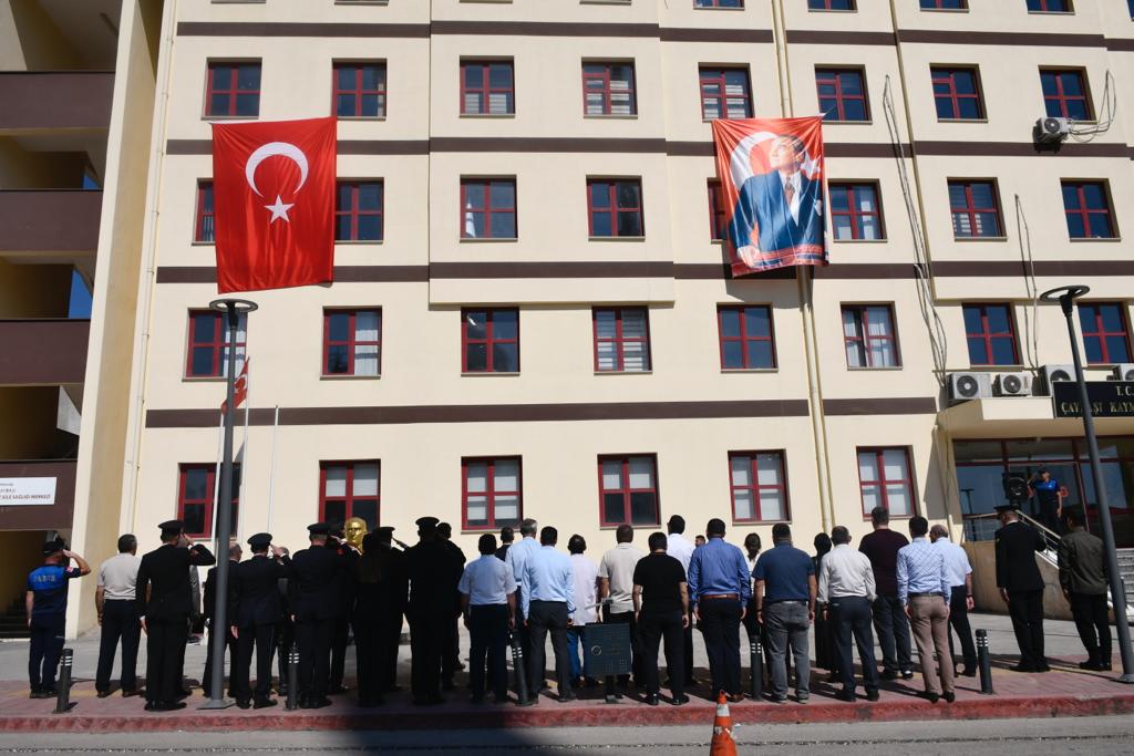 c_caybas's tweet photo. 30 Ağustos Zafer Bayramı'nın 101. yıl dönümü, Hükümet Konağı önünde törenle kutlandı.
Kutlamaya İlçe protokolü ve Çaybaşılı hemşehrilerimiz katıldı.
İlçe Kaymakamlığı önünde Atatürk Anıtına çelenk sunumu yapılarak 30 Ağustos Zafer Bayramı töreni icra edildi. https://t.co/zv0LrSUFZj