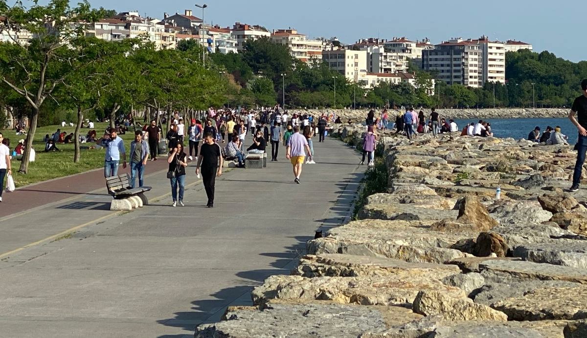 İstanbul'da halka açık alanlarda, park, piknik yeri ve plaj gibi yerlerde alkollü içki tüketimi yasaklandı.