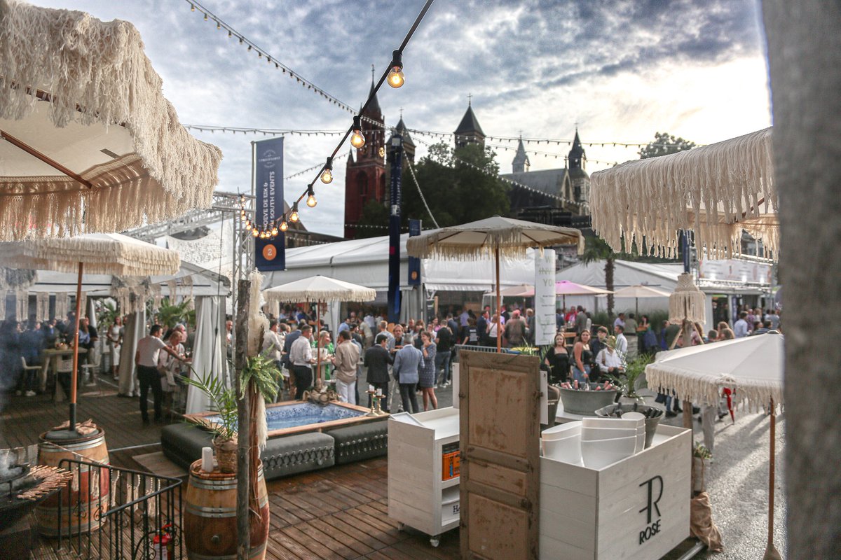 Het Preuvenemint in Maastricht was een groot succes. Bijna 30 gewaardeerde relaties vergezelden ons op dit leuke evenement. Samen genoten we van een onvergetelijke culinaire ervaring. Bedankt aan alle aanwezigen voor jullie bijdrage aan deze geslaagde avond. Tot volgend jaar! 🎉