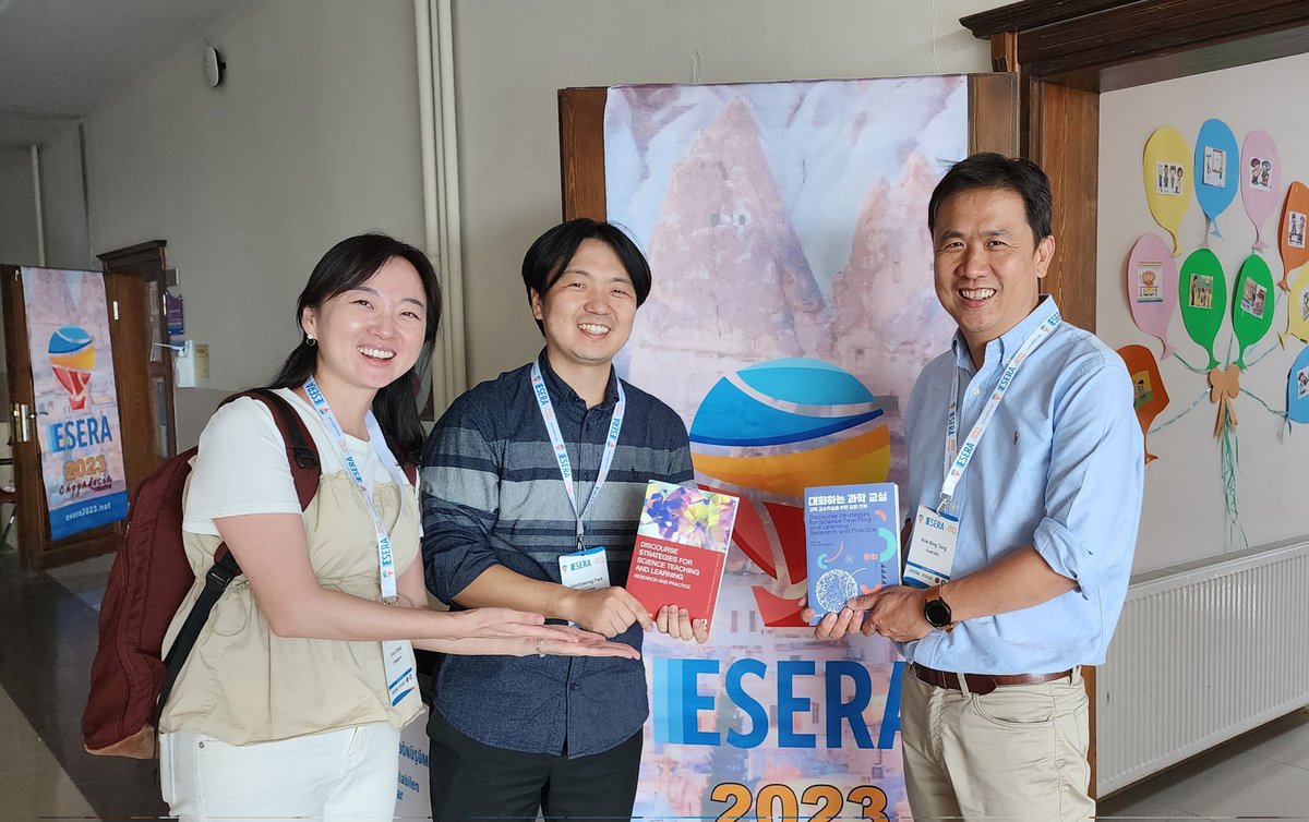 I'm so happy to receive the Korean translation of my book 'Discourse strategies for science teaching & learning' from Dr Joonhyeong Park and Dr Jina Chang at #ESERA2023. Thank you! Also my big thanks for Dr Jeonga Lee for initiating and leading the translation project! 감사합니다