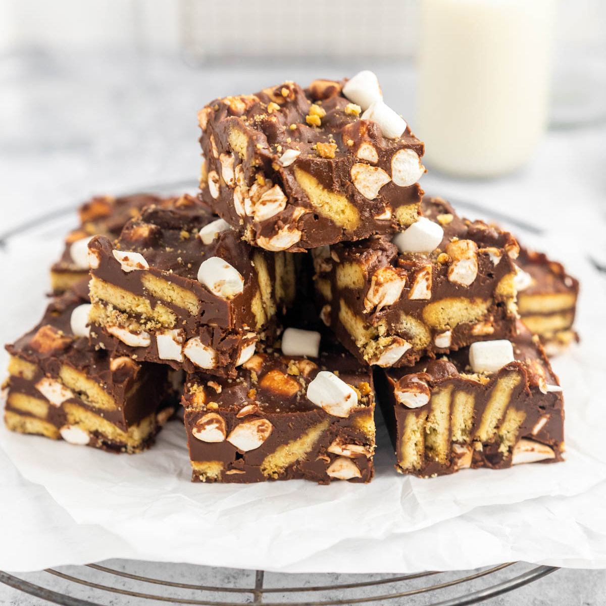 MarshasBakeBlog's tweet image. Rocky Road – Velvety smooth and creamy chocolate that is packed full of digestive biscuits and mini marshmallows. Super quick and easy to make, and only requires 5 ingredients! #rockyroad

Recipe: marshasbakingaddiction.com/rocky-road/