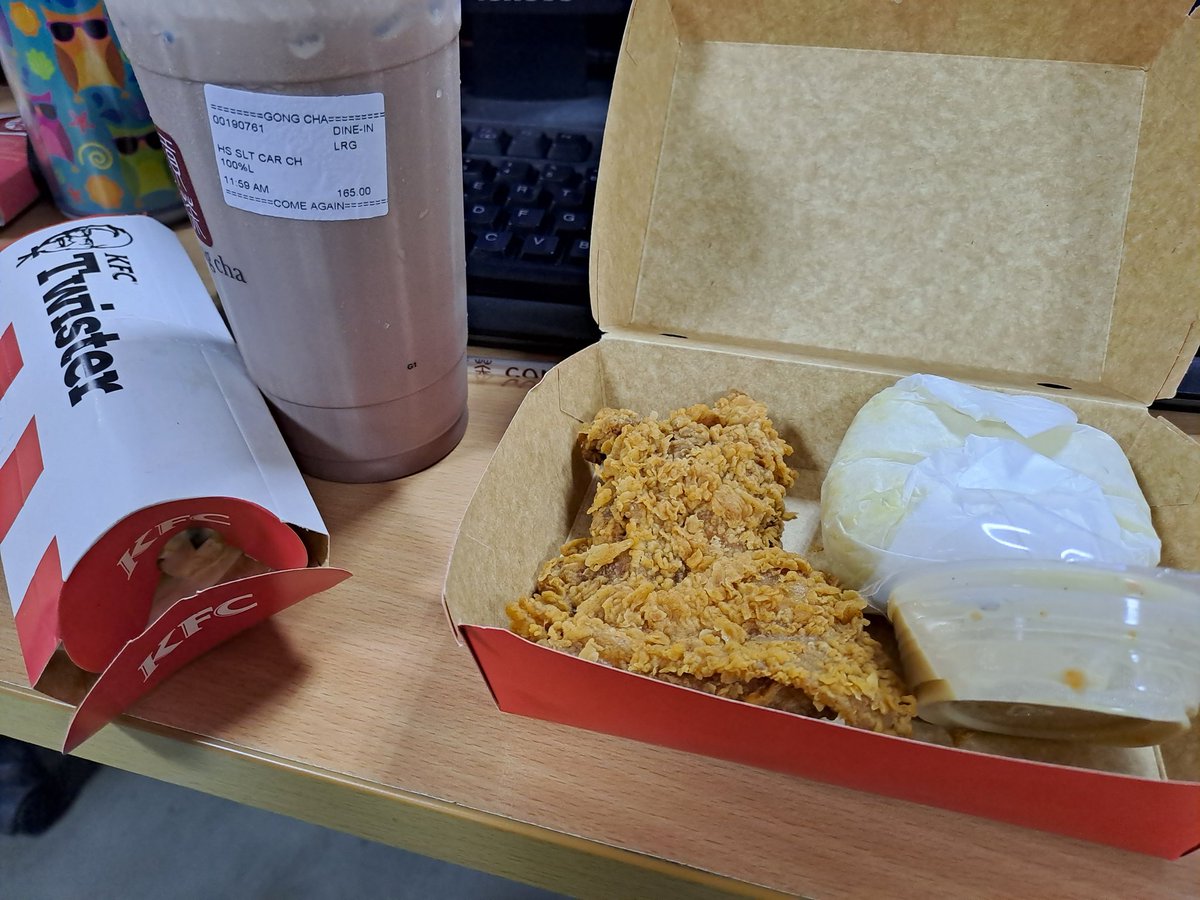 xandz34's tweet image. When life gets tough... 😵‍💫
When you do not know what to do...🤔
So, let us enjoy life by eating and drinking!😊
#Holiday #HolidayWork #Kfc #Chicken #Twisterkfc #Gongcha #貢茶 #Chocolate #SaltedCaramel #SaltedCaramelChocolate 
📷  Aug 28, 2023 @kfc @KFCPhilippines @gongchaphil