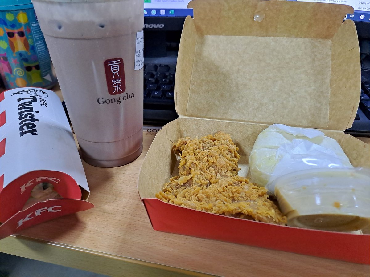 xandz34's tweet image. When life gets tough... 😵‍💫
When you do not know what to do...🤔
So, let us enjoy life by eating and drinking!😊
#Holiday #HolidayWork #Kfc #Chicken #Twisterkfc #Gongcha #貢茶 #Chocolate #SaltedCaramel #SaltedCaramelChocolate 
📷  Aug 28, 2023 @kfc @KFCPhilippines @gongchaphil