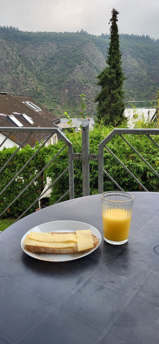 Teuntje71's tweet photo. Breakfast with a view #Cochem #miniholiday #goodmorning https://t.co/AWTdwAEtlX