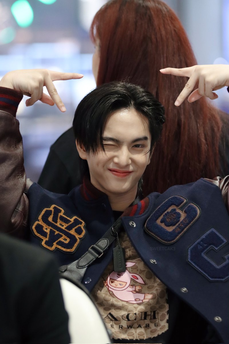 sweetcak3's tweet photo. ถ้านี่ไม่ใช่แมวเหมียวที่น่ารักที่สุด 😽

#COPPERdechawat  #COACHx789 @cucopper11 https://t.co/EJ6eo4ei0H