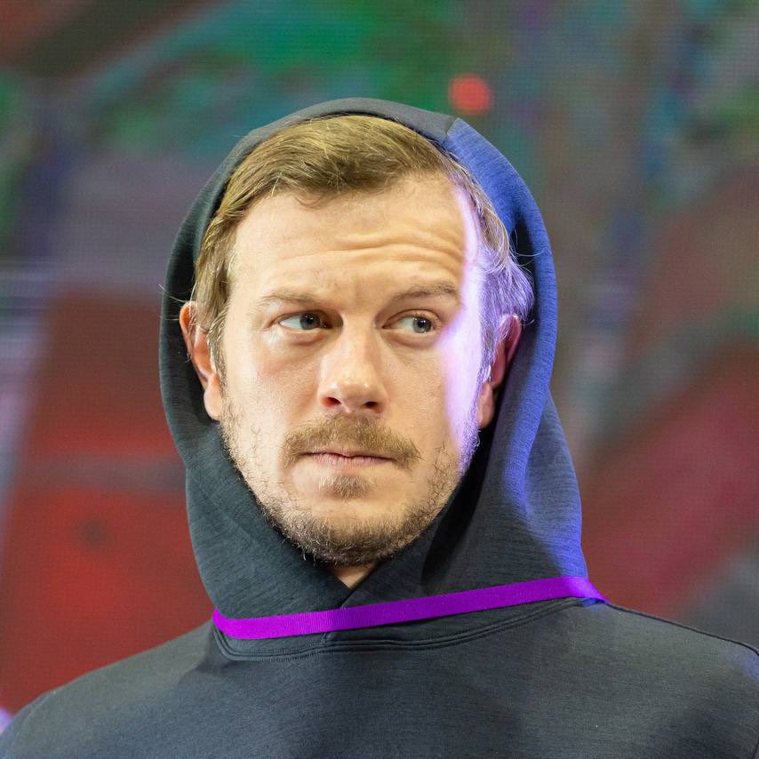 как истинная подсоска пришла выказать огромную любовь к Тих Игоречу в этот прекрасный день! С праздником, дива-дева🤍