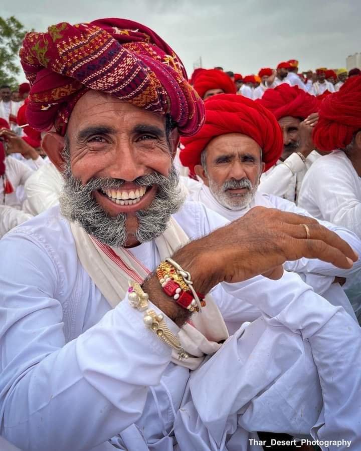 रबारी समाज की सांस्कृतिक विरासत को दर्शाने के लिए काफ़ी हैं।हर चेहरे पर एक कहानी लिखी है इस संस्कृति को विश्व में पहचान दिलाने ओर पीढी दर पीढ़ी आगे बढ़ाने की।
#thardesertphotography #potraits #potraits #potraitphotography #rabari #dewasi #raika #jodhpur #culture