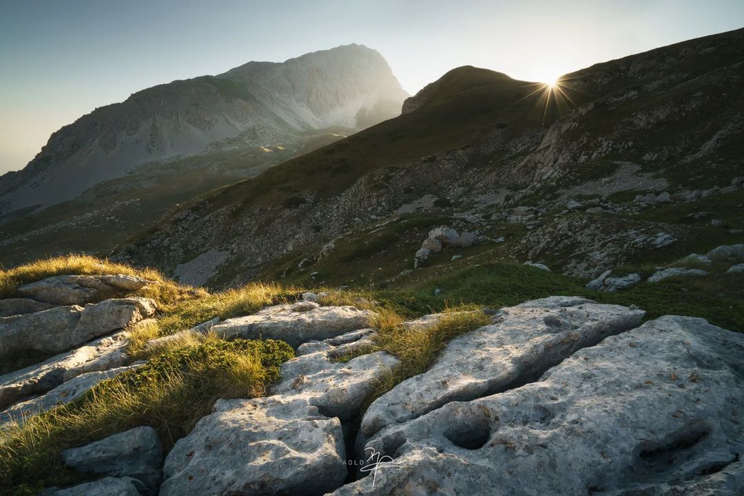 Un'escursione alle prime luci del giorno nel Parco Nazionale del Gran Sasso e Monti della Laga!
Istituito nel 1995, con i suoi 150.000 ettari di estensione, è uno dei più grandi d’Italia capace di offrire scenari sempre diversi e suggestivi. 
#abruzzo #smartabruzzo
📸paolo_rubeo