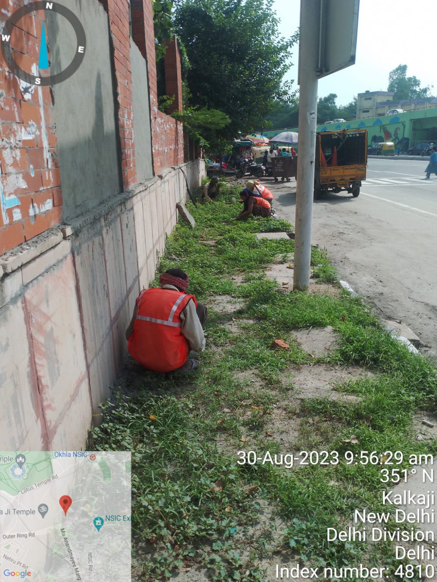 Cleaning of vegetation from the footpath at Kalkaji Road by #PWDDelhi for G20Preperations #PWDDelhiG20Summit #G20Summit #G20PublicWorksDept @LtGovDelhi @MoHUA_India @AtishiAAP @CMODelhi @Shashanka_IAS