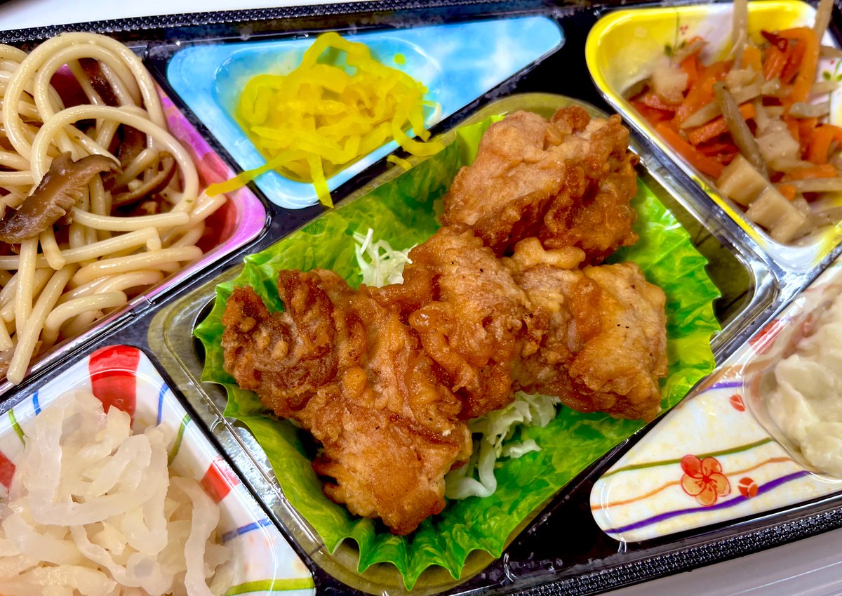 DAISOUSOUMU's tweet photo. 唐揚げ美味しかったなぁ☹️
#お弁当
#お弁当記録
#給食弁当
#お昼ご飯
#大惣 https://t.co/YsD0O5hyqo