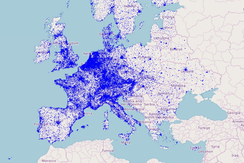 xataka's tweet photo. Todos los puntos de carga para coche eléctrico instalados en Europa, reunidos en un estupendo mapa https://t.co/lEnhRJycsz https://t.co/r9FjpiLt96