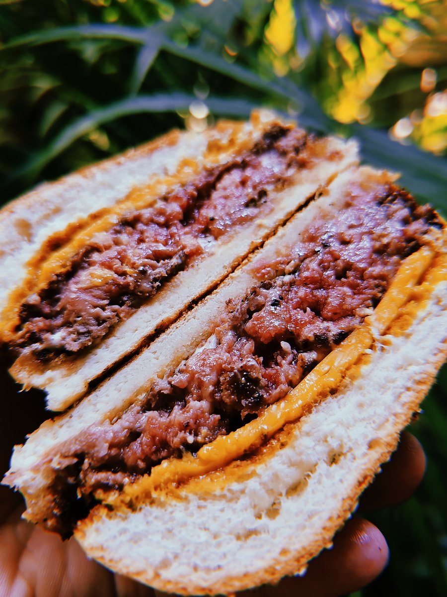 This is so good i feel guilty not puttin it on the menu. Angus beef cheese Burger! Udah pake red cheddar Ga sampe 60rb di gofood. Udah homemade chips pula.

RT to be kind yaaa