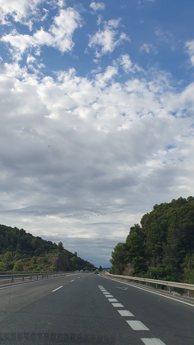 ¿Qué auguran estas nubes? Increíble cielo en <a href="/TurismoTeulada/">Turismo Teulada Moraira</a> 
<a href="/AEMET_CValencia/">AEMET Comunitat Valenciana</a> <a href="/AEMET_SINOBAS/">SINOBAS</a>