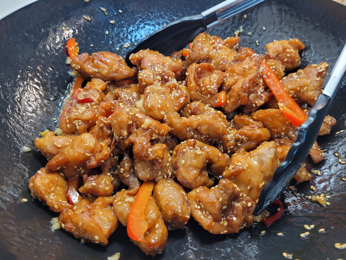 Wierd thing to get excited about but finally got a Wok and man is it so fun to cook in, made sesame chicken for the test run 😋