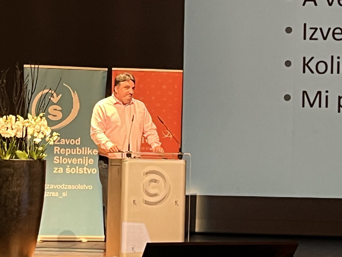 rdrstv's tweet photo. Ravnatelj @osbostw Bogomir Marčinković predstavlja, kako poteka priprava digitalne strategije na šoli z vidika ravnatelja. #Digdaktika https://t.co/bqRjqbir5e