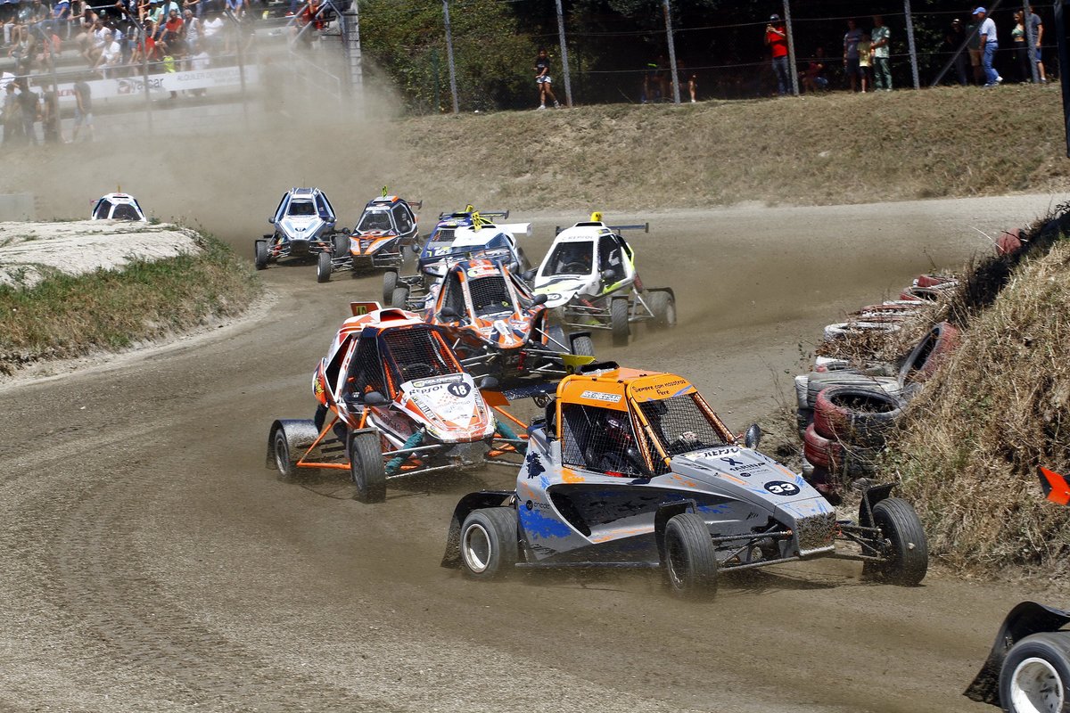 🚗 Este fin de semana vuelve el autocross y qué mejor para abrir boca que el resumen de mitad de temporada del <a href="/CEAX_RFEdA/">Campeonato España Autocross</a> a falta de tres pruebas. 

‼️ Próxima parada 🔜 Miranda de Ebro.

📺 cutt.ly/vwdqCS0Y