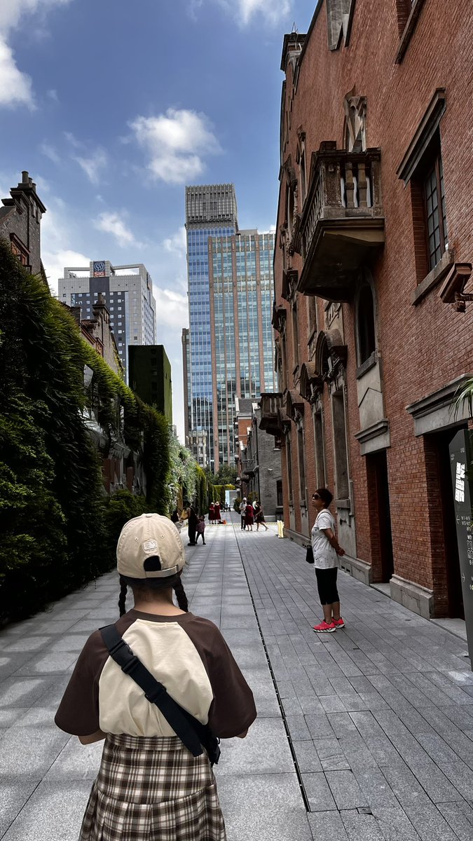 在上海的最后一天，天气不是很热。去马路上走走，呼吸一下这个城市最真实的气息，品味逐渐消失的市井风。美！上海市中心的（新）老房子❤️