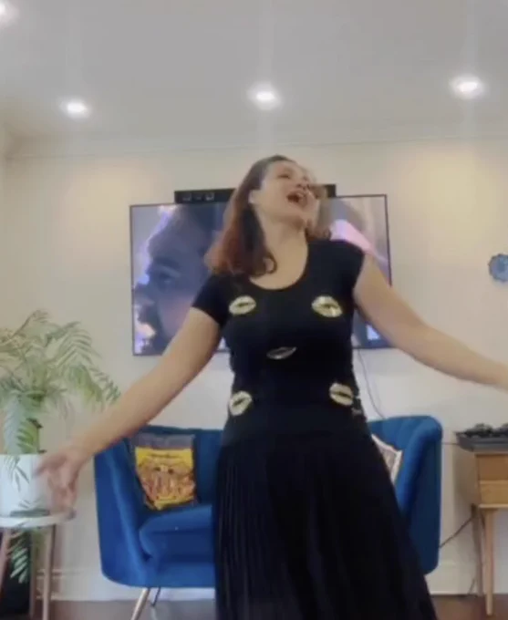 Donne che ballano! Donne che cantano! Donne che gridano "No all'#hijab!". Ancora azioni di disobbedienza civile delle donne in #Iran a sostegno del musicista #MehdiYarrahi arrestato arbitrariamente. Alcune donne iraniane stanno pubblicando online clip-video in cui ballano la