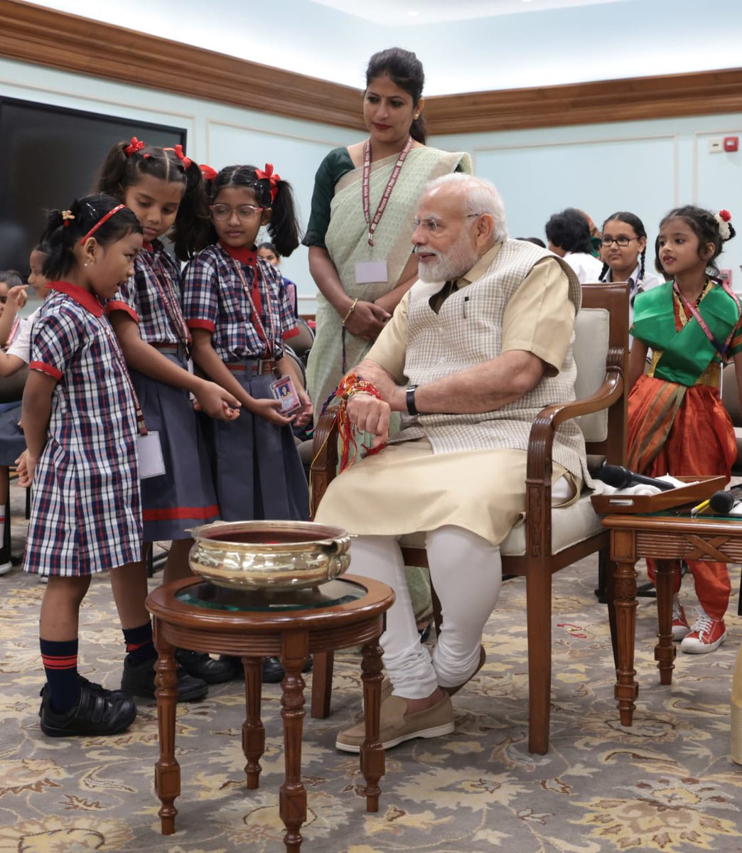 KVS_HQ's tweet photo. मा. प्रधानमंत्री श्री नरेंद्र मोदी ने आज बच्चों के साथ रक्षाबंधन पर्व मनाया। इस अवसर पर केन्द्रीय विद्यालय जेएनयू एनसीईआरटी शाखा की तीन विद्यार्थियों कु. रिद्धि, कु. किम, और कु. स्वरा ने मा. प्रधानमंत्री की कलाई पर स्नेह का बंधन बांधा। 

शुभ रक्षाबंधन!

#RakshaBandhan #KVS https://t.co/GOS0O9OrNr