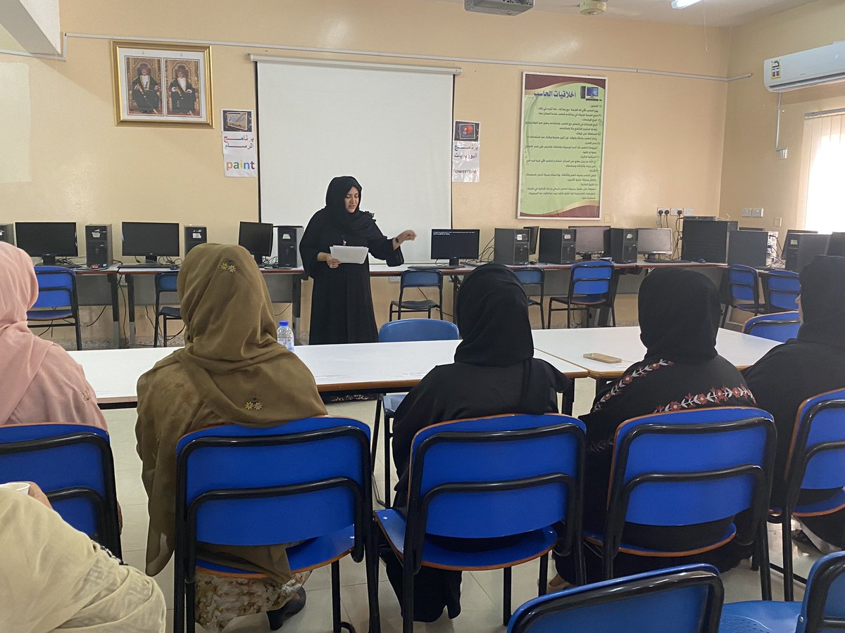 اجتماع مديره المدرسه الاستاذه زليخا بالهئيه التدريسيه حيث تم الترحيب بالمعلمات ومناقشه المستجدات من الاعمال بالمدرسه