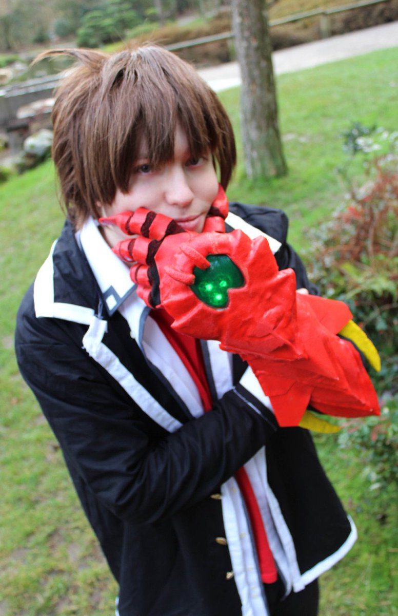 RizingCosplay's tweet photo. "Im fine with being a fool. If theres no way I can win with my abilities then Ill stick with being a fool to the end"~#Issei #Hyoudou
I decided to show my old #Isseicosplay (made two versions) until my new one is finished
#HighSchoolDxD #boostedgear #isseihyoudou #cosplay #prop https://t.co/B7sWBTKUVK