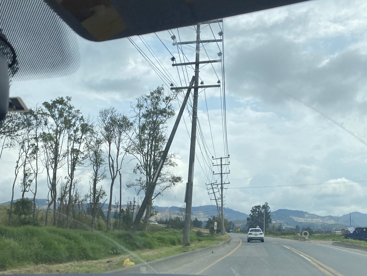 EmiLizarazo's tweet photo. Señores alcaldía de Mosquera quiero
Reportar estos postes en la via la mesa giro retorno a ciudadela Novaterra están que colapsan  y pueden ocasionar un grave accidente! @NoticiasCaracol @CanalUnoTv @mosqueratv @EnelColombia @CityNoticiasTv @CundinamarcaGob https://t.co/C2y3H4Nqcg