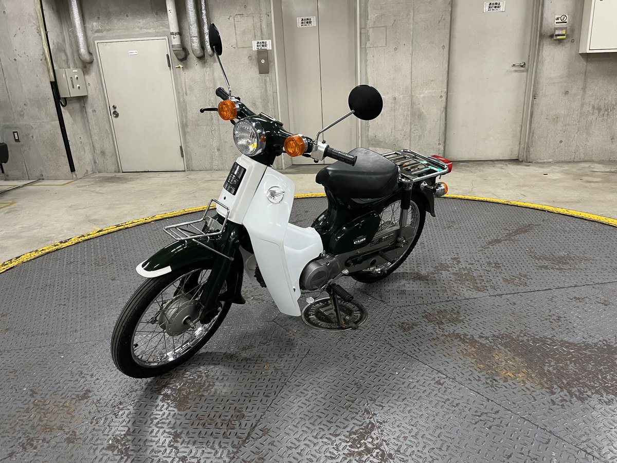 keno_booska's tweet photo. ようやく情報解禁になり、この度スーパーカブC70のオーナー（カブ主）になりました！　不動車を入手してスタッフ全員で再生したのですが、その模様は8月31日発売のMOOK「誰でもできる カブカスタム」に掲載されています。ちょこちょことカブに関する情報を出していこうと思います。＃スーパーカブ https://t.co/pIesYc5nqX