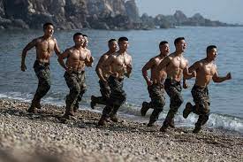 타오로는 태양에도 얼어죽을것 같은 날씨에도 뒤질때 까지 체력훈련 이다. 군바리놈들에게 인권따위는 없다. 좆달린 사내놈이면 당연히 전쟁에서 뒤져야지. 니놈들은 전쟁기계 부품이다. 탄피 하나 보다도 못한 목숨이니 모든 인권과 몸뚱이는 국가를 위해 헌신하다 뒤져야된다.